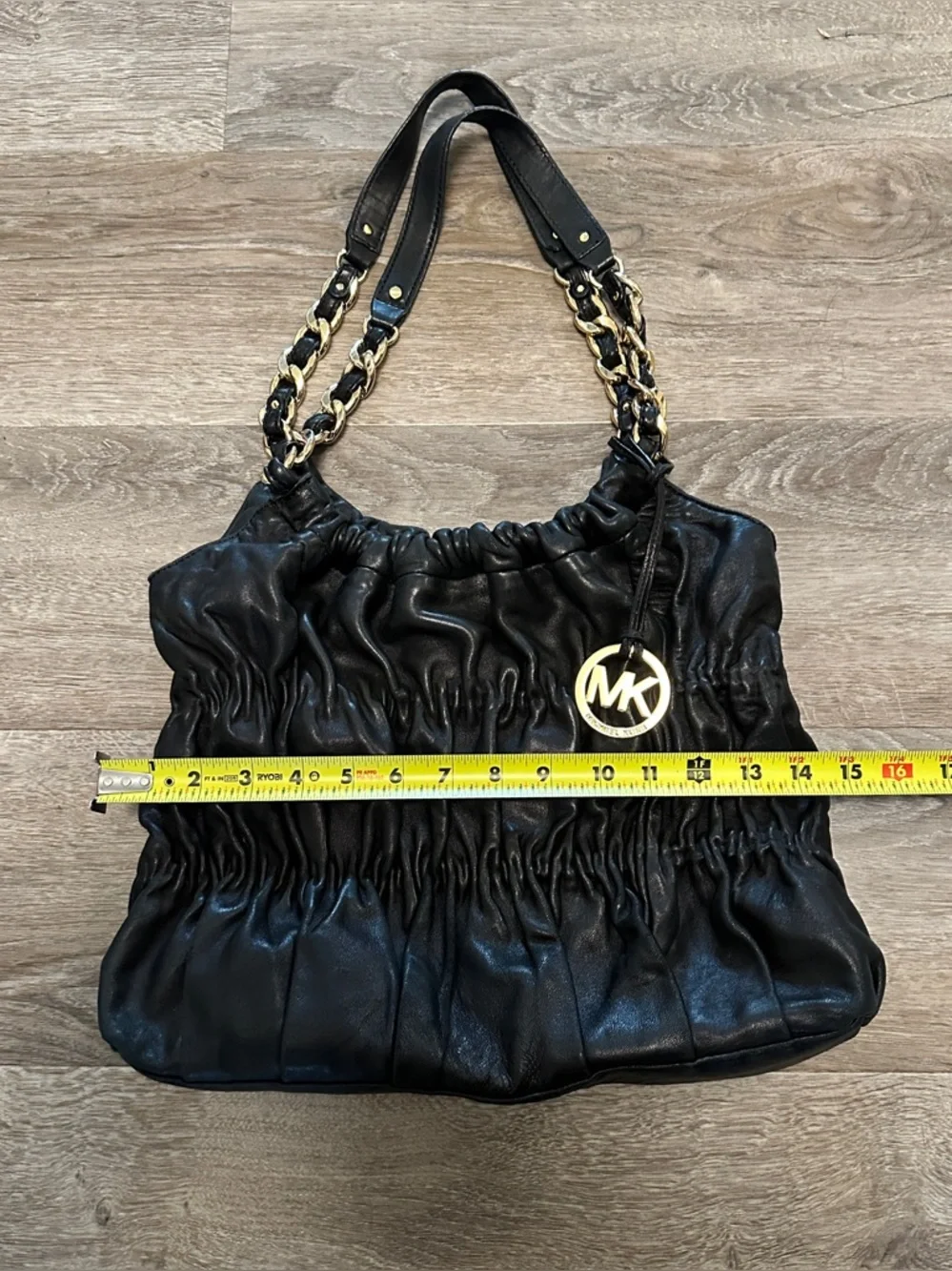 Michael Kors leather shoulder bag. - Picture 4 of 7
